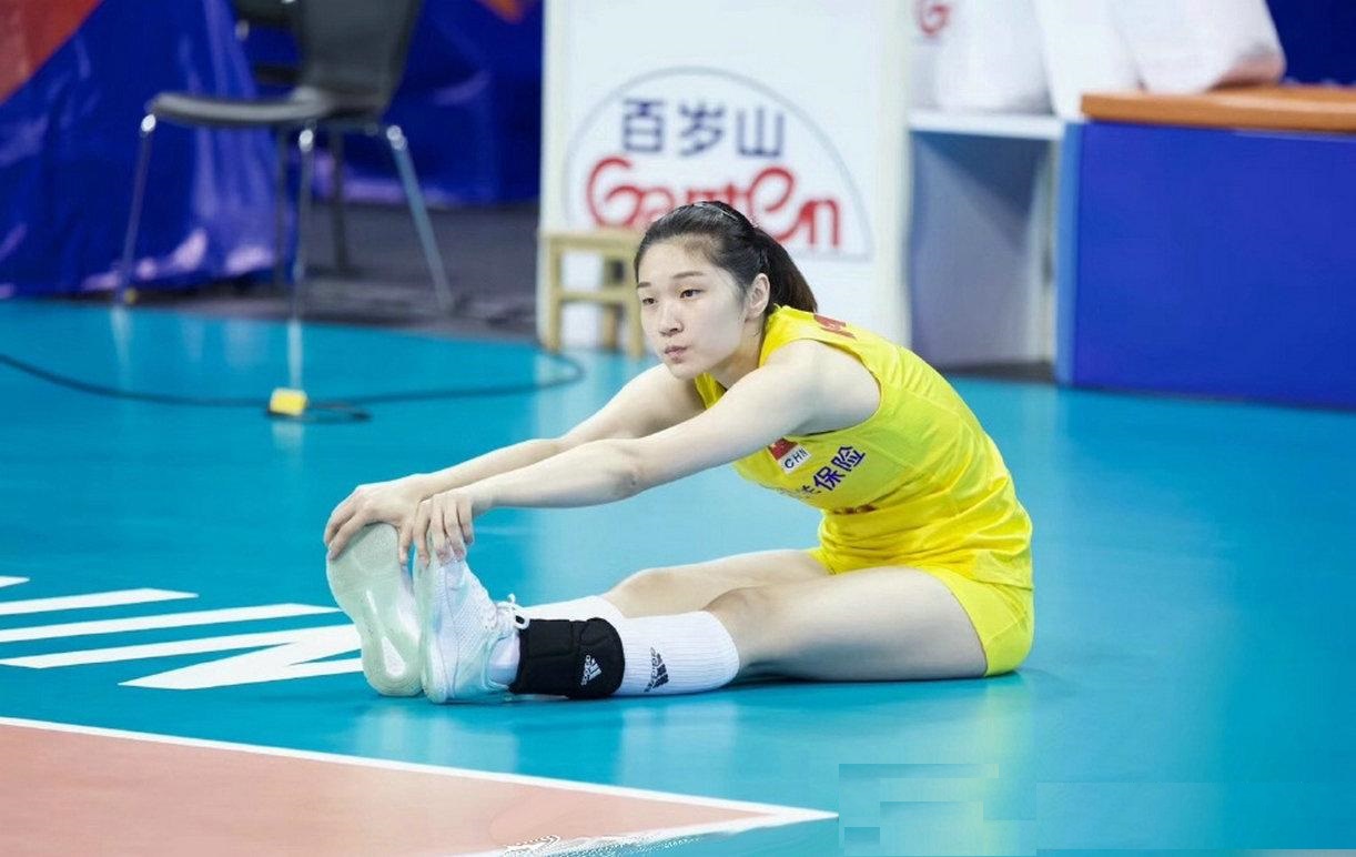 李盈莹、王梦洁拍“别样女排”广告，一个黑老大，一个压寨夫人