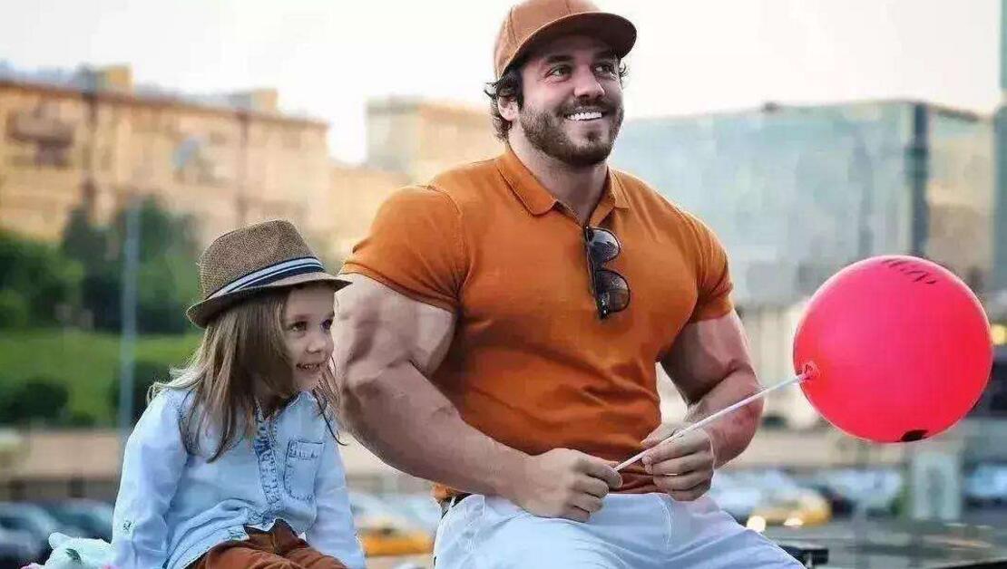 奶爸流水线式带三胞胎女儿,安徽奶爸带三胞胎