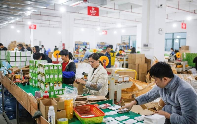 小灯泡成就大生意，95后小镇青年入驻拼多多一年销售破亿元