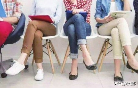 交叉腿和二郎腿哪个伤害大,交叉腿和翘二郎腿哪个更伤骨盆