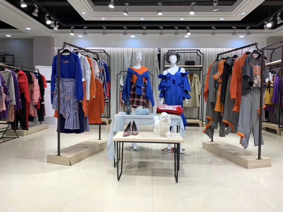 品牌女装尾货折扣批发与加盟,品牌折扣女装店进货价