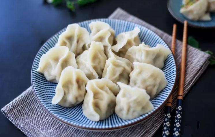 冻饺子是冷水蒸还是开水蒸几分钟,商用煮冻饺子放凉不烂不粘的诀窍