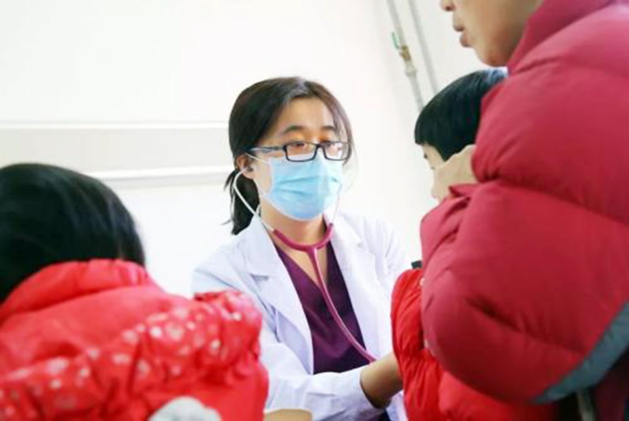 宝宝误食502胶水牙齿被粘住,宝宝误吞502胶水