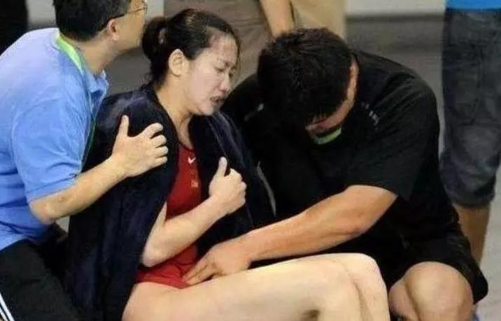游泳运动员生理期肚子痛难忍,游泳运动员生理期怎么办