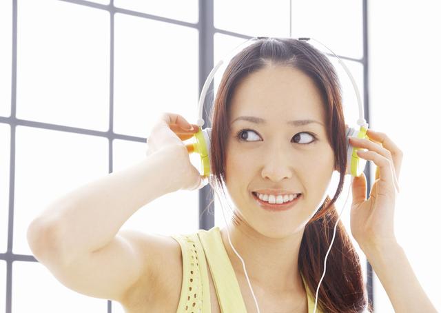 耳机这样戴才是正确的,戴耳机需要注意什么事项保护耳朵