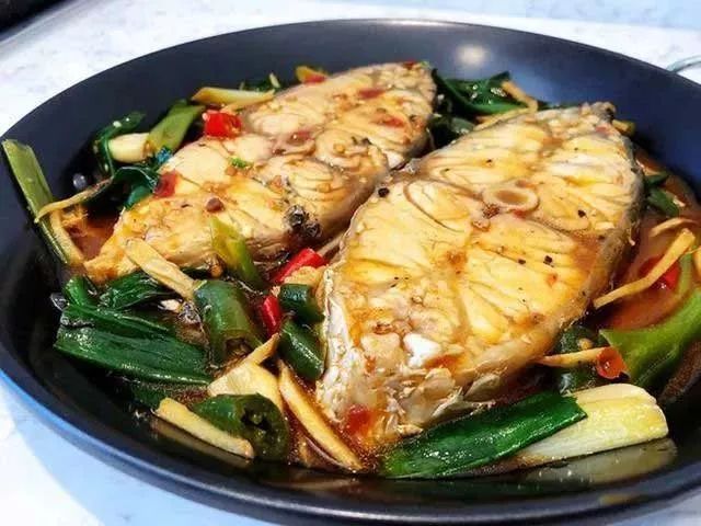 炖鱼的家常做法放什么菜好吃,家常炖鱼简单又好吃的做法