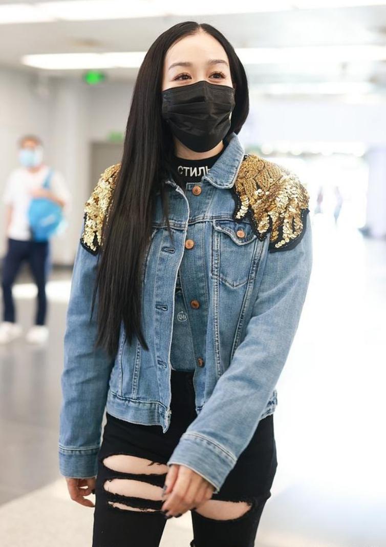 钟丽缇穿吊带外出超自信,钟丽缇穿黑色健美裤