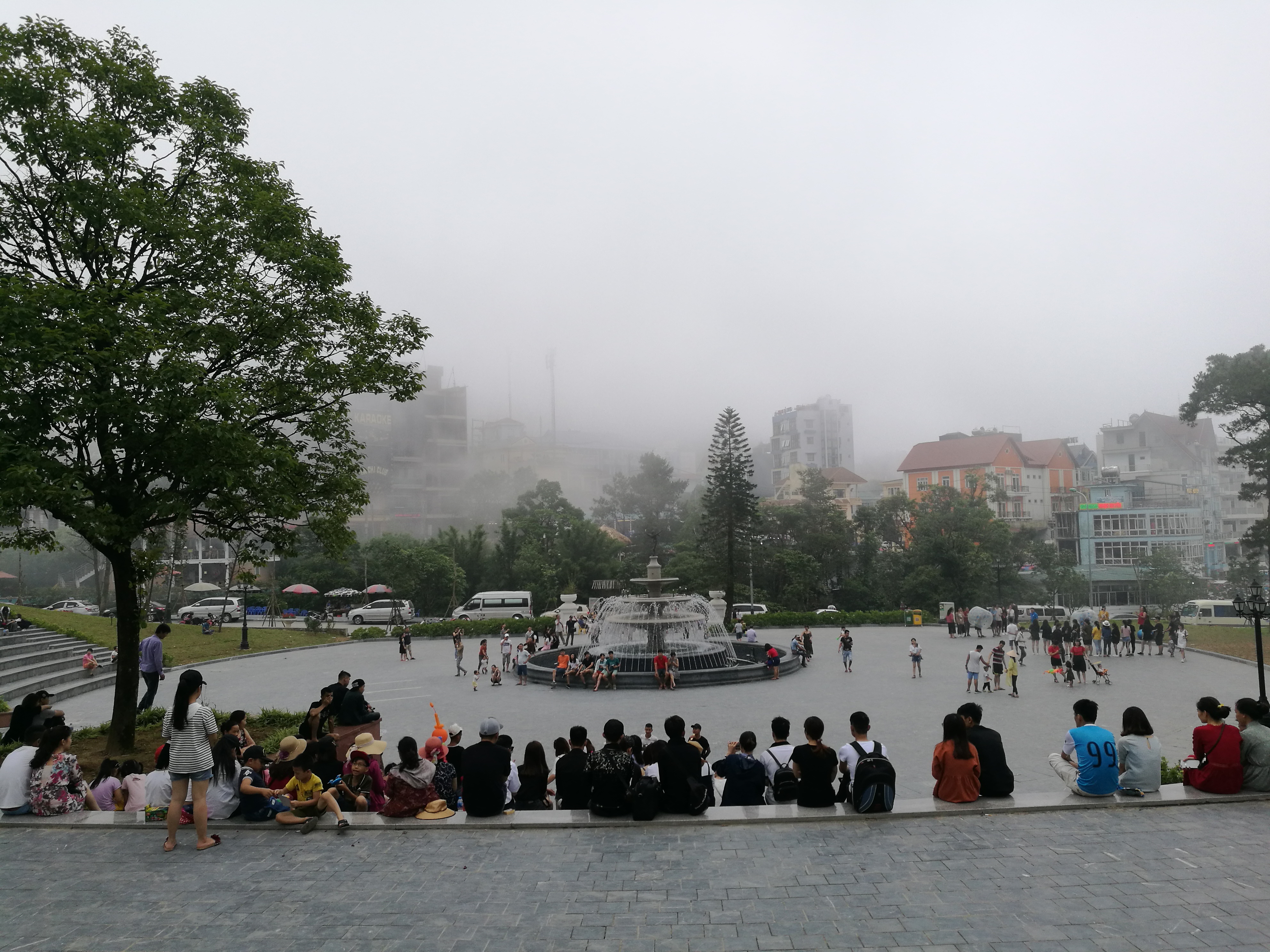 越南小妹独自野外深山探险,越南旅游奇遇记