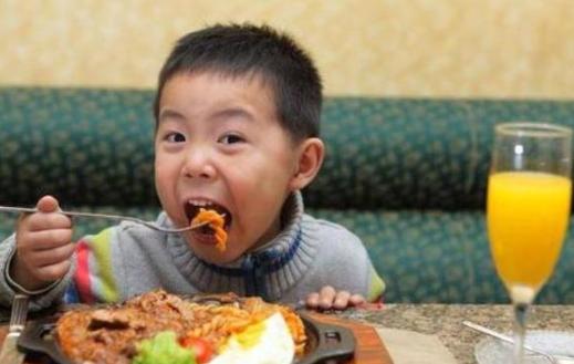 小男孩打退烧针两针,两岁男孩打完预防脑炎针发烧