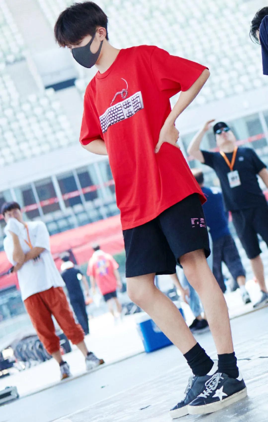 易烊千玺短裤造型,易烊千玺称自己越来越自闭了