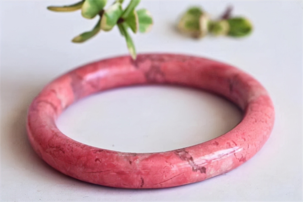 像午餐肉的宝石你没见过，却被梵克雅宝选中，粉嘟嘟的样子真讨喜