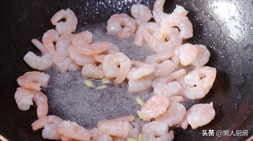 秋葵怎样炒才不会变色呢,秋葵不焯水直接炒能吃吗