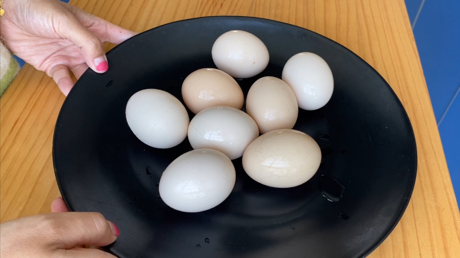 煮鸡蛋时，别直接下锅煮，老保姆教我一招，鸡蛋不会裂，特好剥皮