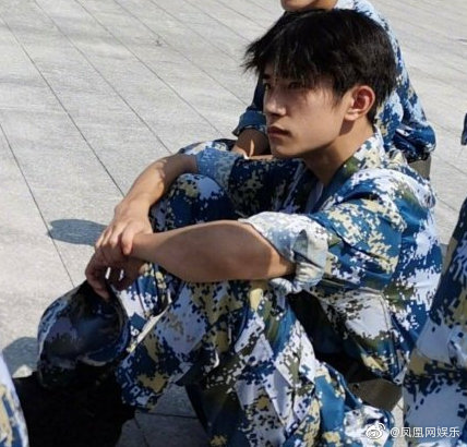 易烊千玺路透曝光军训,易烊千玺大学军训日常