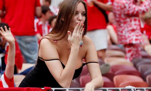 球场上那些漂亮的女球迷,冬日暖阳美景美女