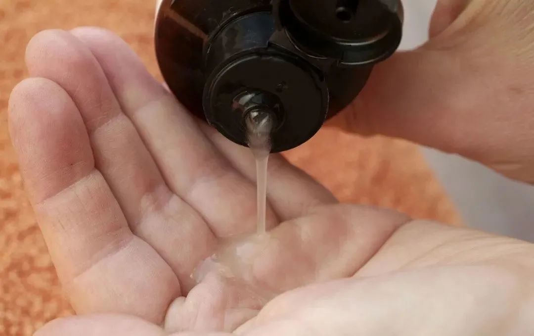 男生头发漂染过后发质变差怎么办,头发怎么变少了而且发质也差了