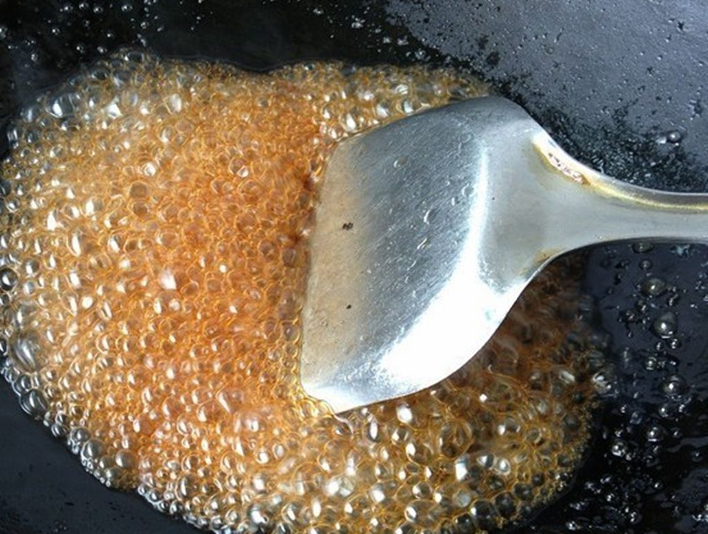 炒糖色加凉水会苦吗,红烧肉炒糖色后加热水还是冷水