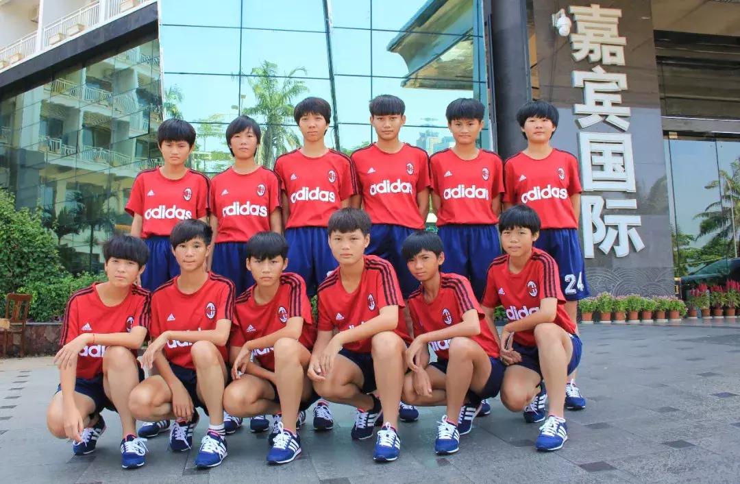 从不懂足球，到蝉联世界冠军，这群女孩儿值得被更多人认识！