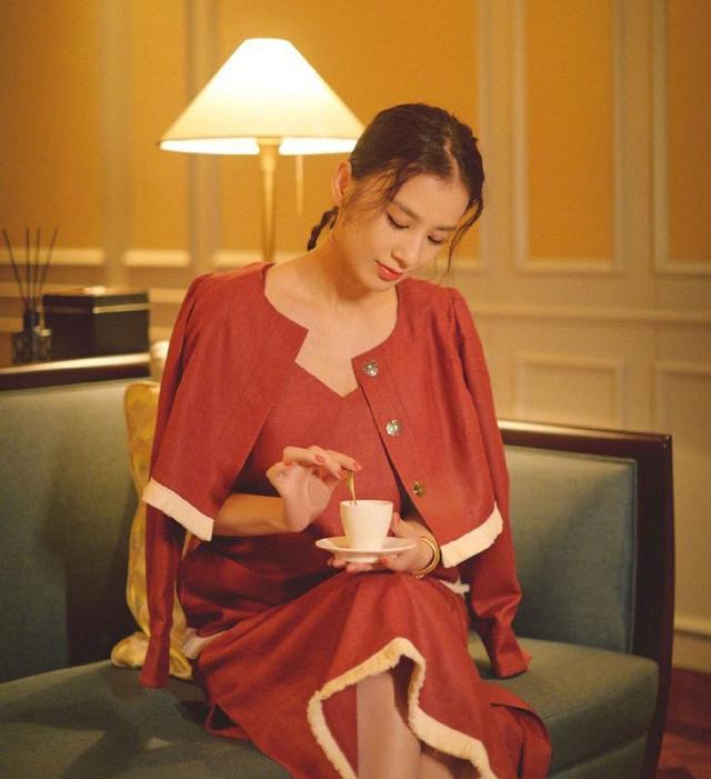 黄圣依豪门阔太脸打造指南,黄圣依现身像行走的奢侈品店