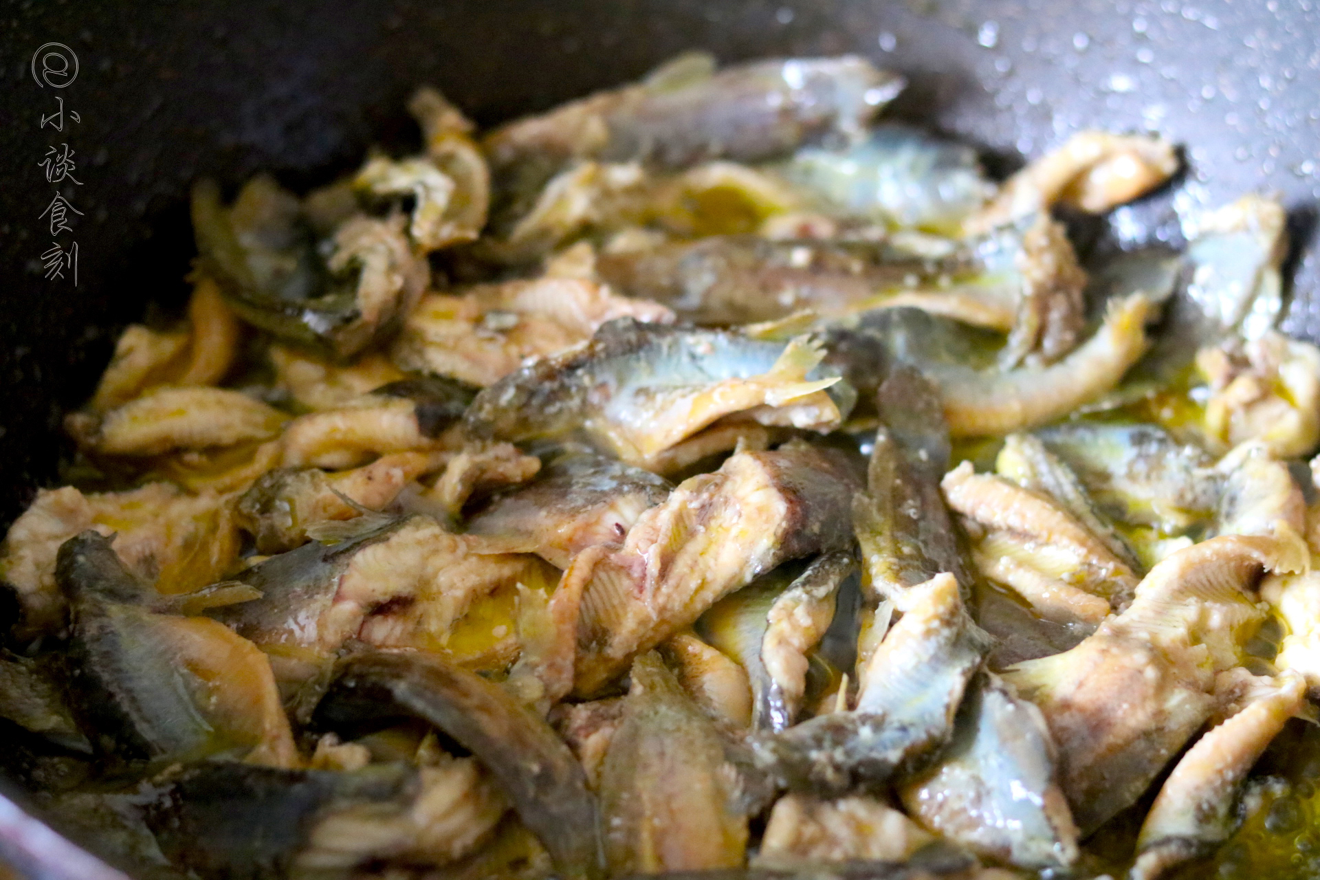 泥鳅不去内脏怎么洗最干净,泥鳅怎么处理干净没有土