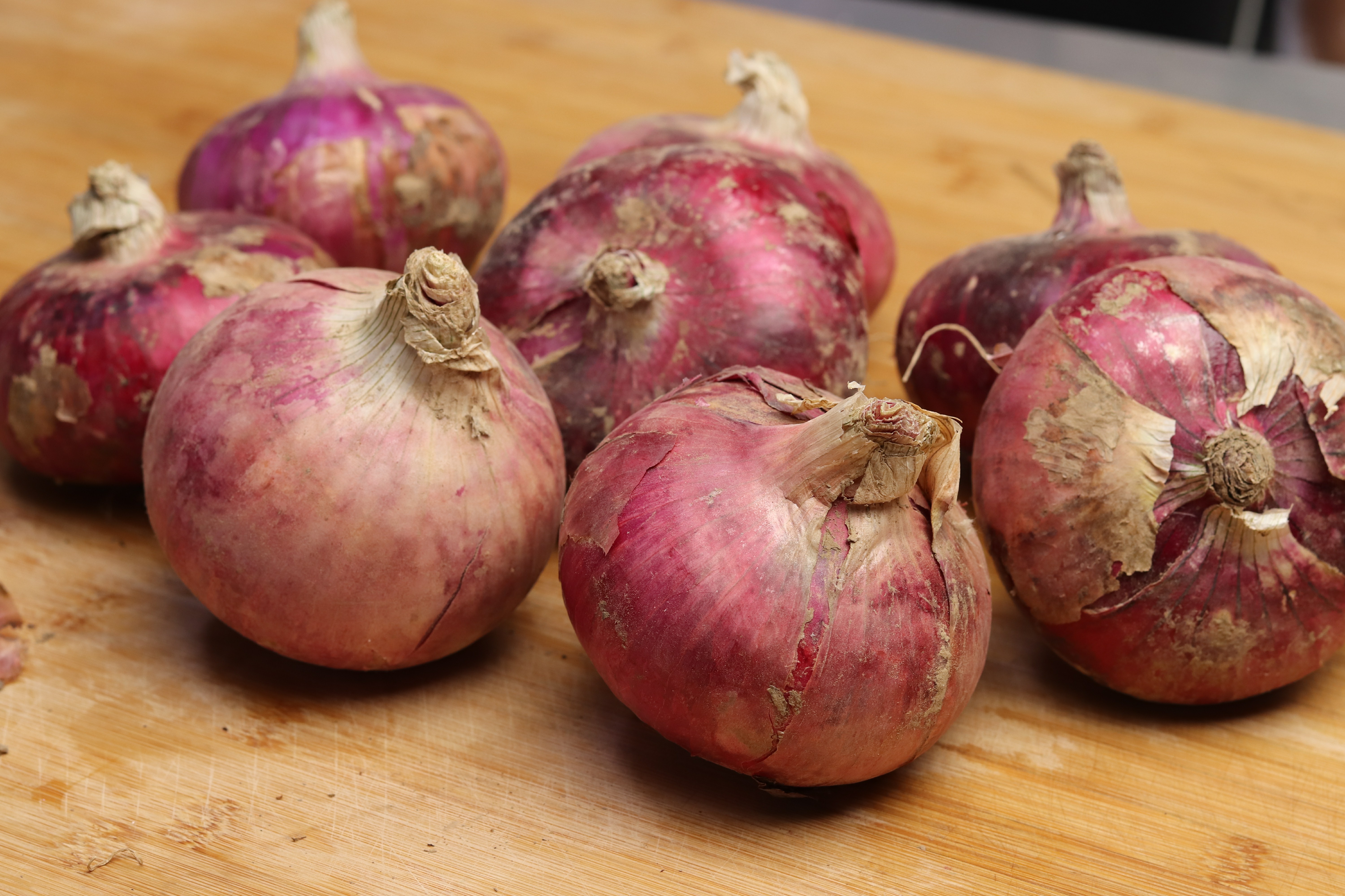 紫皮洋葱和新鲜洋葱有什么区别,洋葱紫皮和黄皮的区别