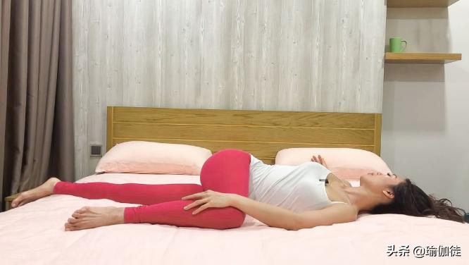 适合睡前床上瘦身瑜伽简单动作,睡前8分钟简单床上瑜伽教程