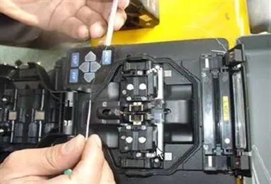 光纤熔接一天能熔多少,接续盒的光纤熔接视频