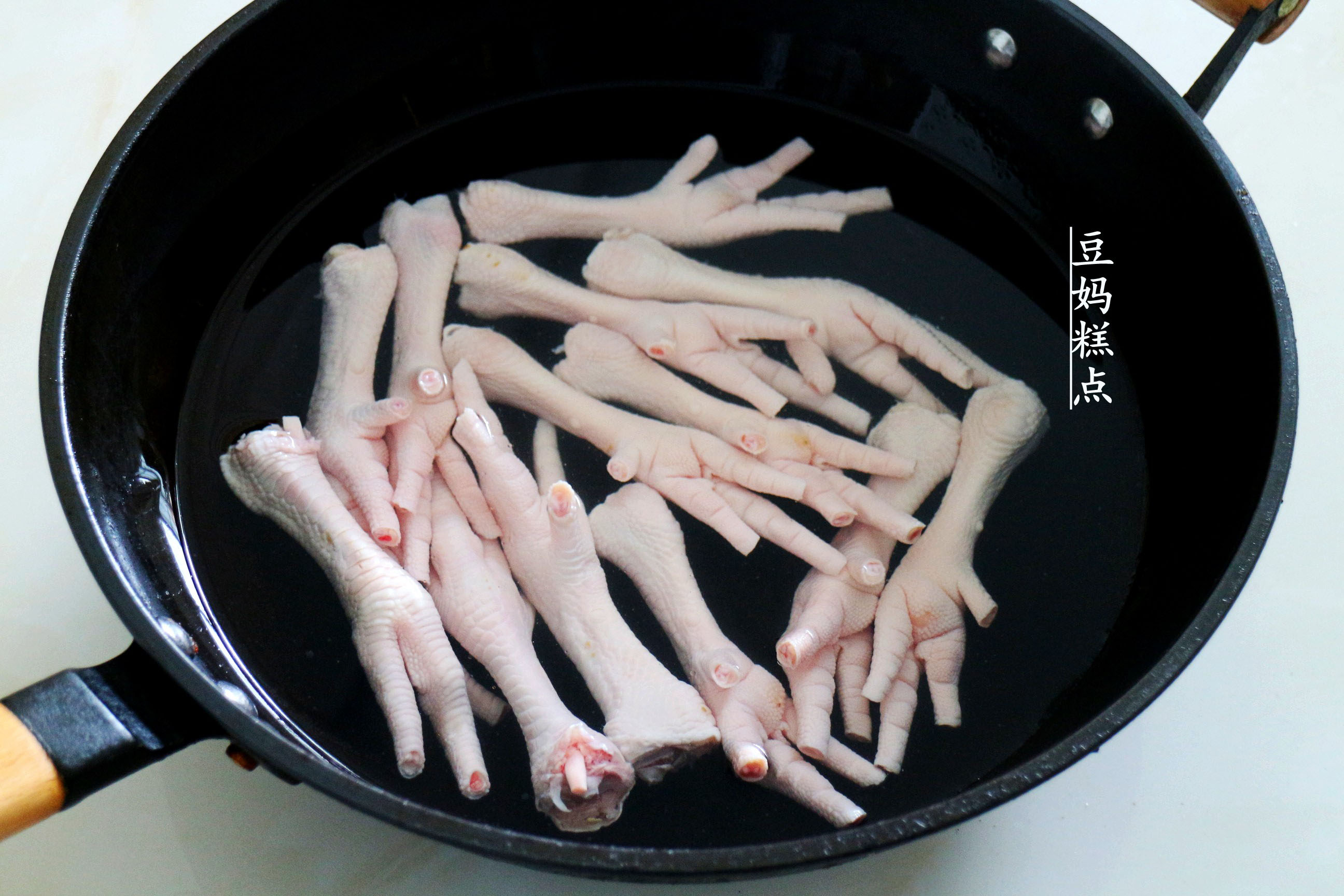 电饭煲鸡爪加啤酒的家常做法,电饭煲焖鸡爪做法