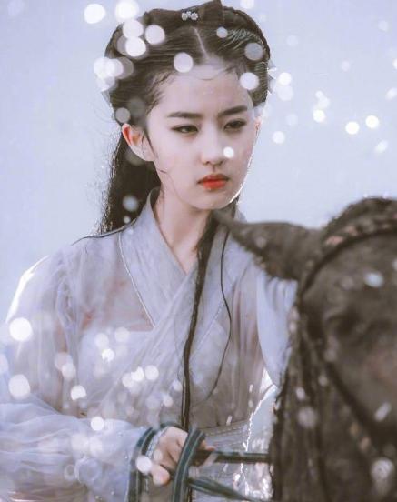 撤侨令后逐客令，成龙儿子房祖名被洗白，刘亦菲“卖人设”遭热议