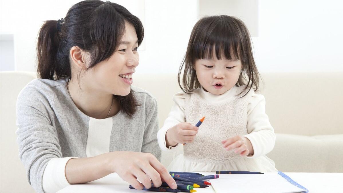 怎样看待小学校园门口家长为孩子背书包的现象？