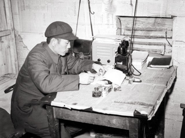 邓华缴获五箱白金龙烟,只给主席一支,主席笑笑:“财不露白”啊