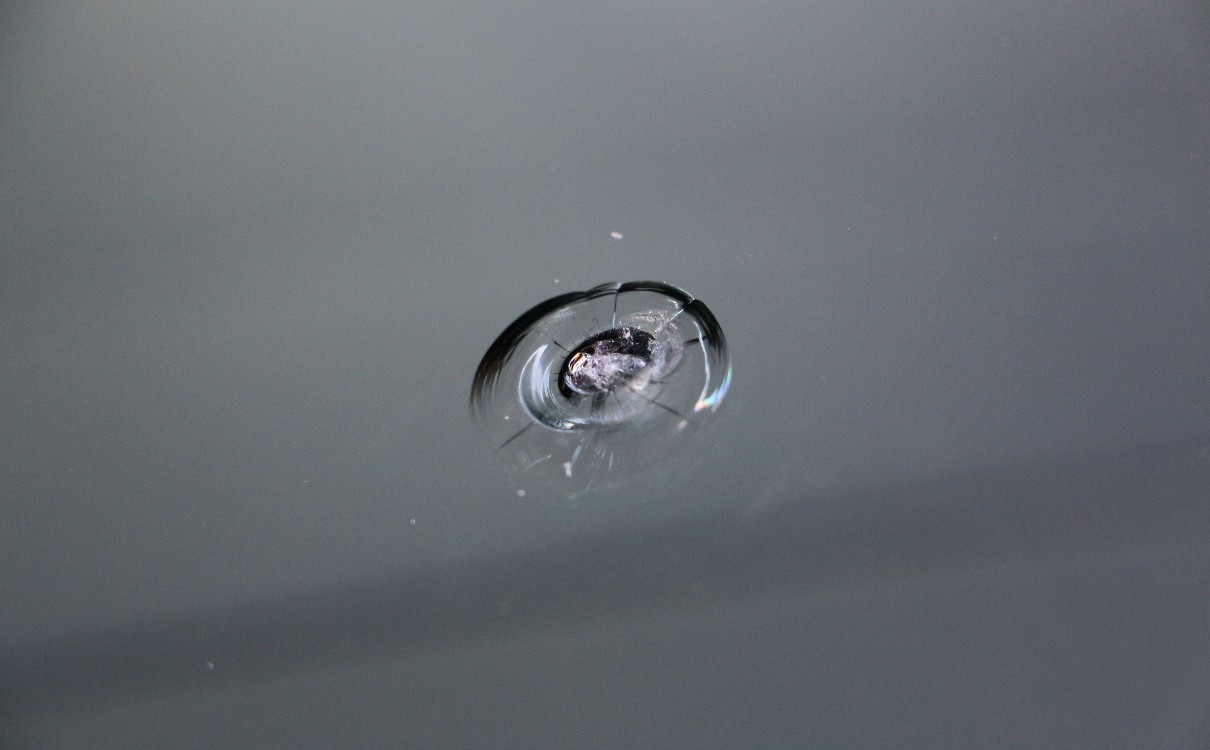 汽车玻璃修复原理方法及注意事项,汽车玻璃被石子磕了个坑怎么修复