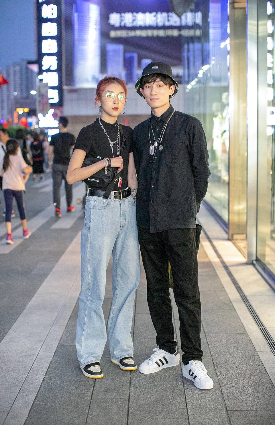 街拍夜晚潮人穿搭，时尚牛仔裤百搭不厌，黑色系搭配更具神秘优雅