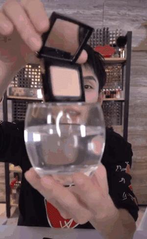 毛戈平将40岁刘晓庆变14岁!为中国人研制粉底,李佳琦直播卖空?