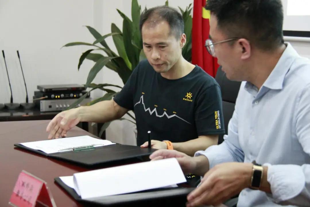 共同谱写成渝双城志，阿坝登协、阿坝大九旅集团、重庆登协互相达成战略合作