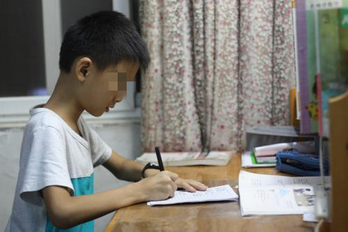小学生写作业的千奇百怪姿势,小学生正常写作业姿势