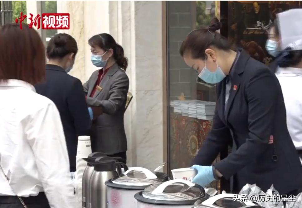 五星级酒店临街摆摊卖早餐跟小商贩抢生意，网友：哗众取宠要不得