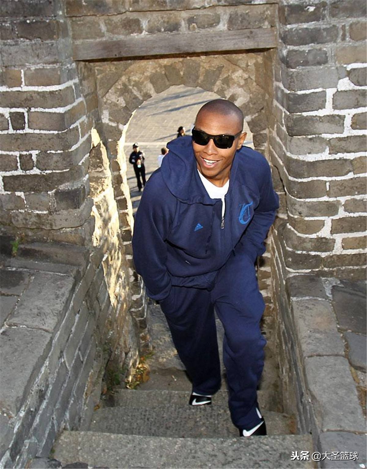 在万里长城面前NBA球星也秒变小粉丝邓肯穿CBA羽绒服爬长城