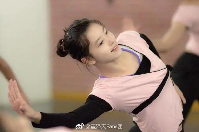 章泽天跟世界首富合影,章泽天从网红到最年轻富豪