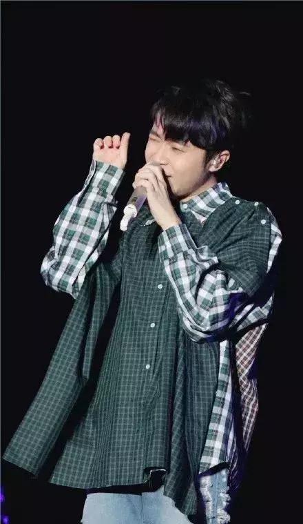 李宇春王俊凯视频,吴青峰李宇春同款