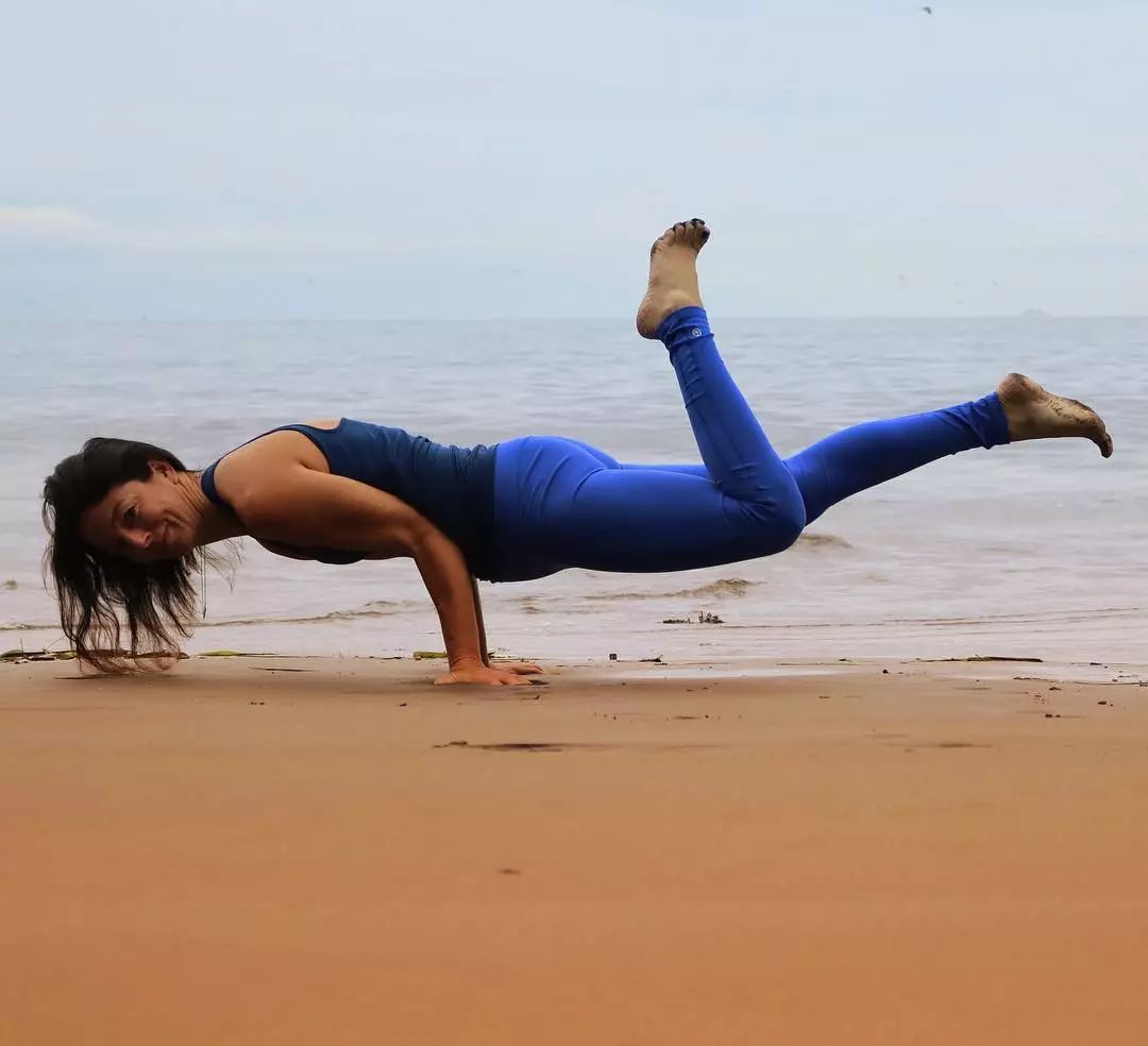 懒人练腰部的瑜伽,燃烧腰部脂肪的瑜伽体式