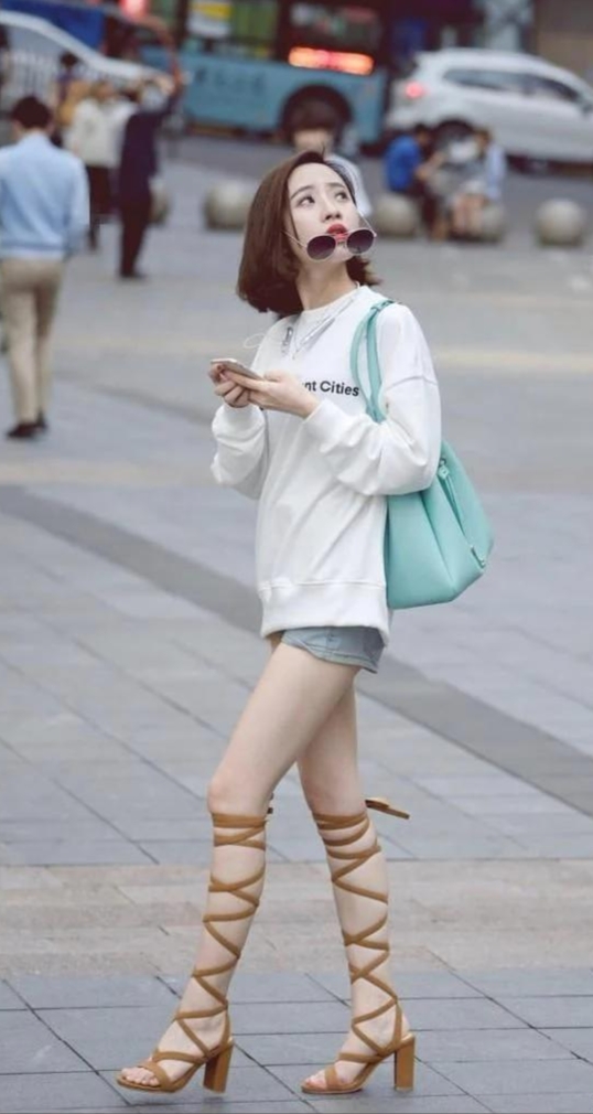 街拍阔腿牛仔裤搭配图片,街拍牛仔短裤穿搭女
