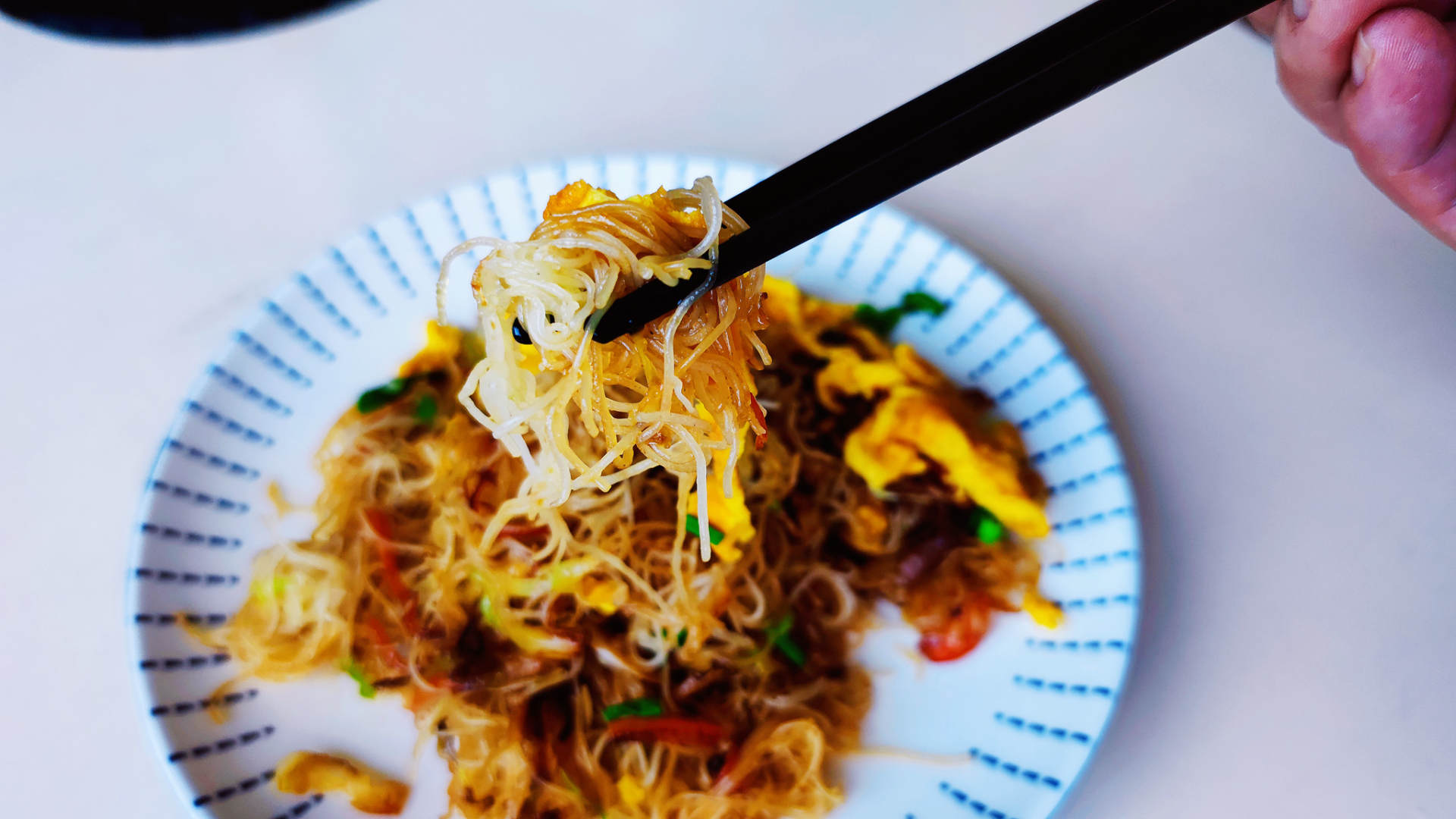 炒米线怎么不成一坨不粘锅,如何炒米线松散不粘锅