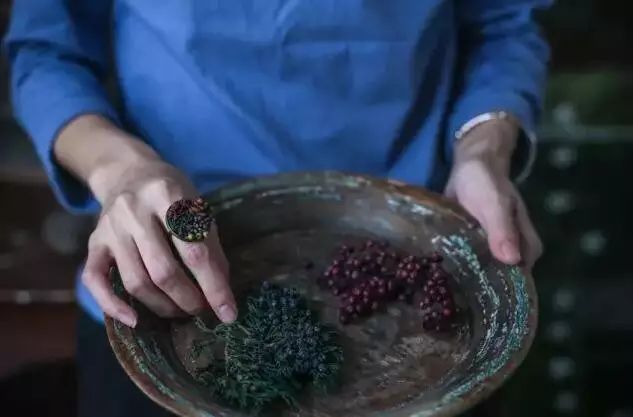 深山老林自建豪华木屋隐居生活,90后小情侣隐居深山建别墅仅花6万