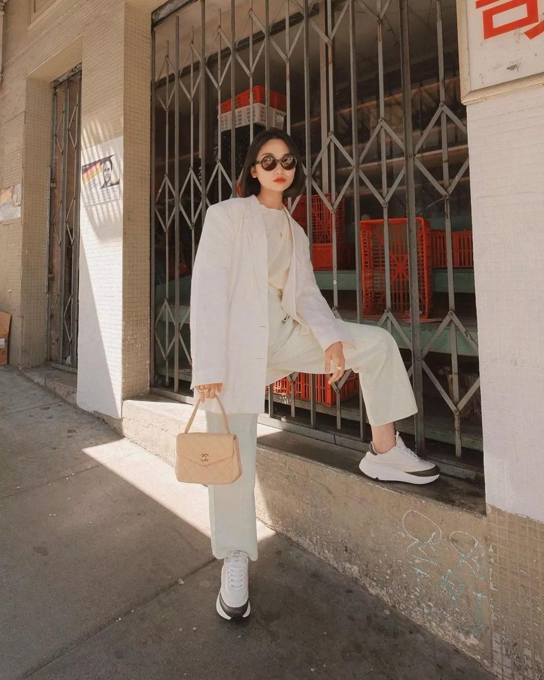 秋冬长款牛仔阔腿裤搭什么鞋好看,显瘦穿搭今年非常火的阔腿裤