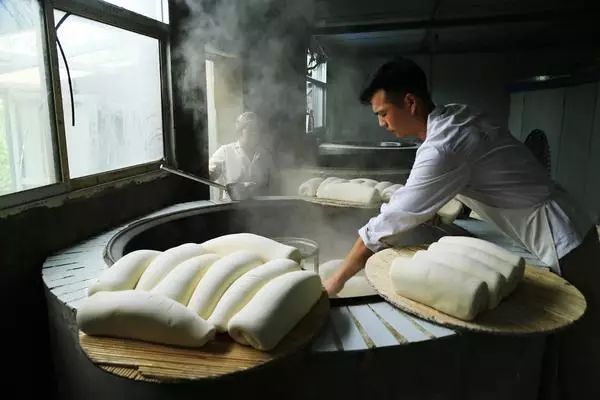 皖北阜阳特产枕头馍,阜阳洪胡子枕头馍具体地址