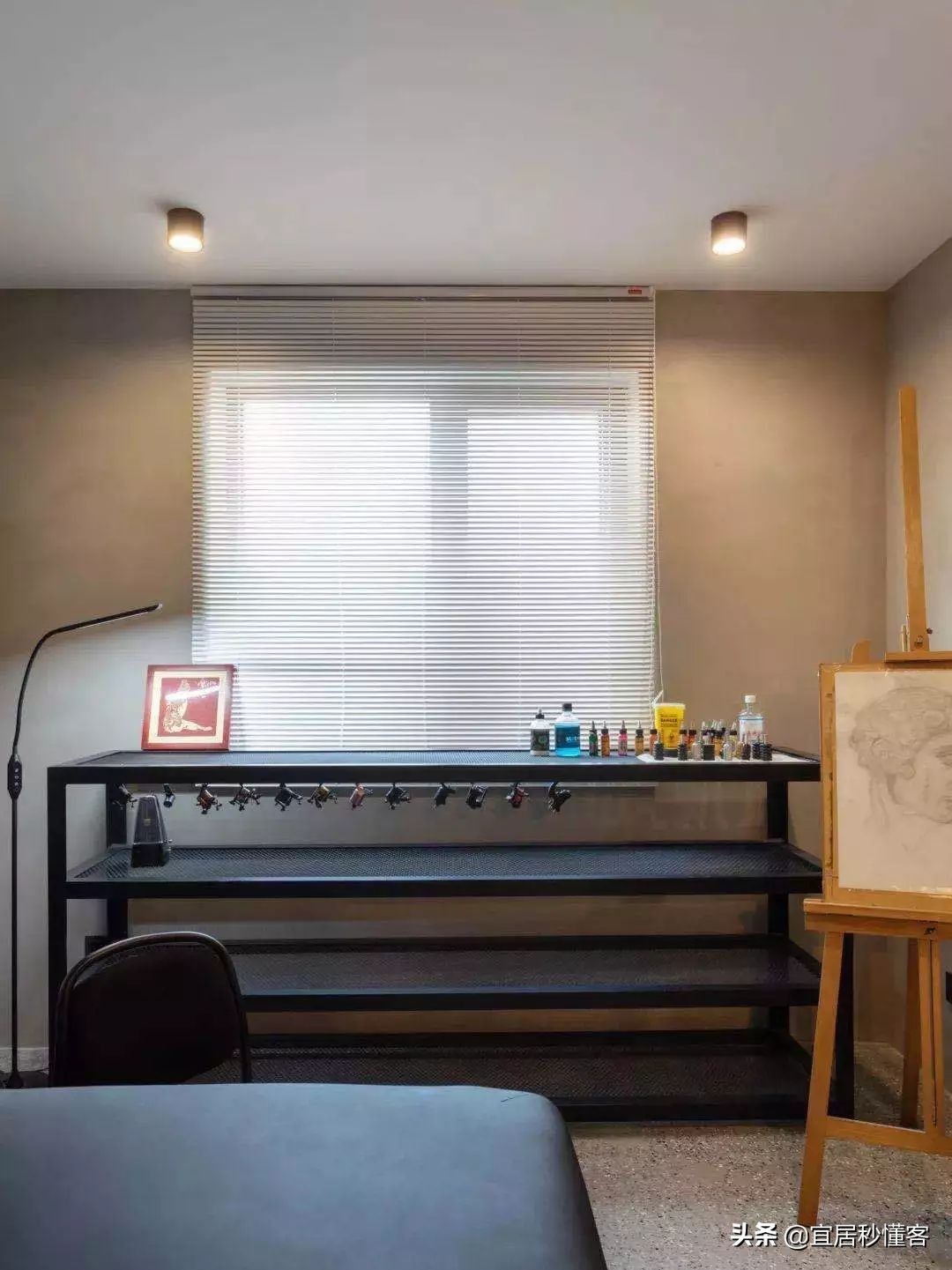 98年纹身师一人宅，酷炫工业风，家里一半面积是客厅