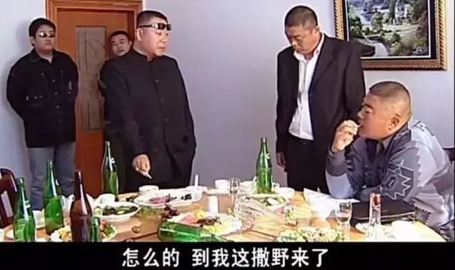 被嘲笑、被看不起的小人物，其实他背负着中国人身上浓浓的人情味