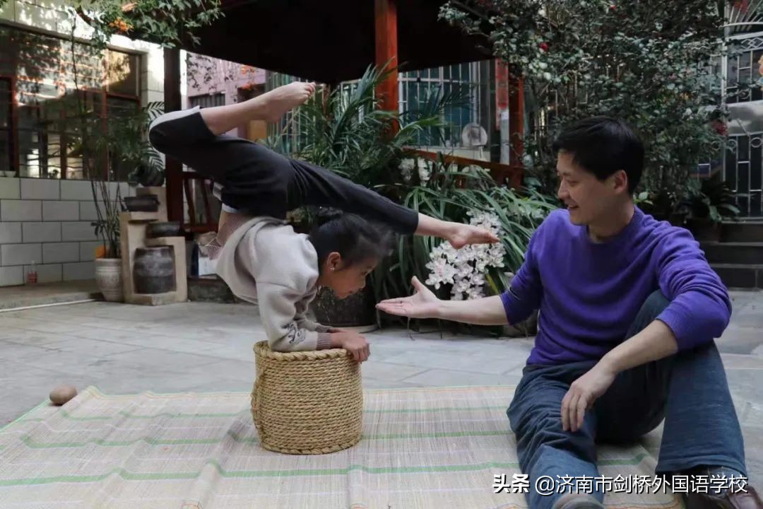卖猪肉小女孩跳芭蕾舞,9岁女孩一边卖猪肉一边跳芭蕾