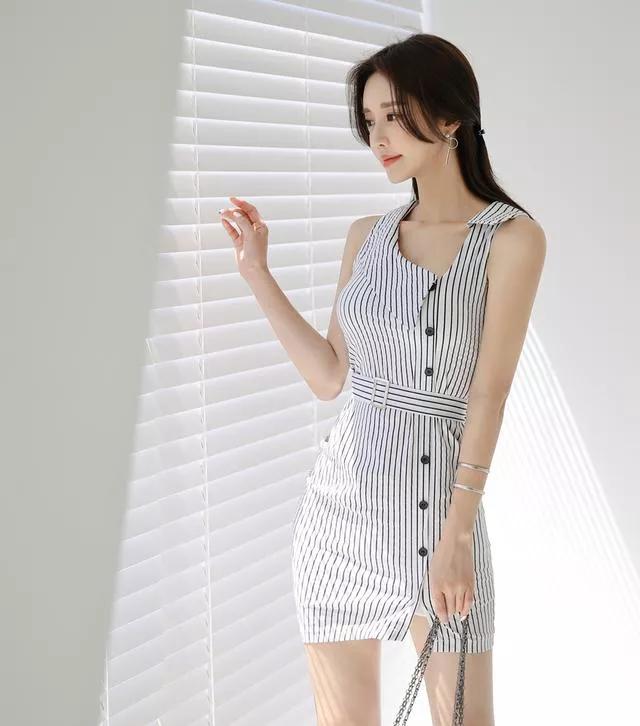 孙允珠露肩黑色斑点连衣裙,孙允珠黑色露肩挂脖连衣裙